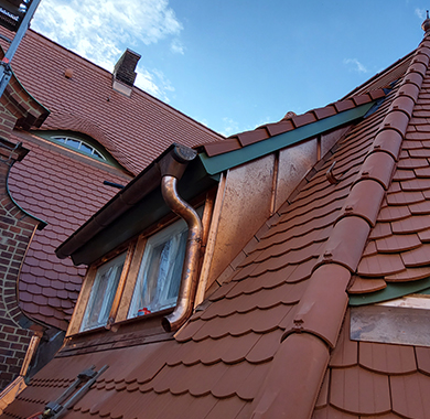 Kupferarbeiten an Gaube mit Dachrinne und Steildach in Ostholstein – Bauklempnerei vom Fachbetrieb aus Neustadt